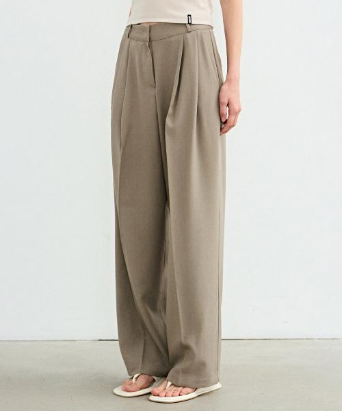 NICK&NICOLE（ニックアンドニコール）の「MINIMAL LONG PINTUCK SLACKS_KHAKI GRAY（スラックス・レディース・その他・SMALL/MEDIUM/LARGE）」の3枚目の写真