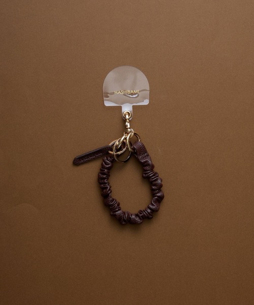 HASHIBAMI（ハシバミ）の「【HASHIBAMI】クシュクシュ レザー ハンドストラップ（スマホグッズ・レディース・ダークブラウン/ブラウン/ホワイト/ペールイエロー/ライトブルー/ブラック・FREE）」の10枚目の写真