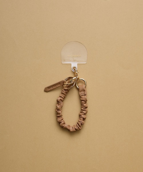 HASHIBAMI（ハシバミ）の「【HASHIBAMI】クシュクシュ レザー ハンドストラップ（スマホグッズ・レディース・ダークブラウン/ブラウン/ホワイト/ペールイエロー/ライトブルー/ブラック・FREE）」の11枚目の写真