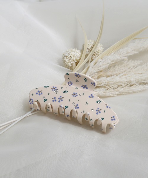 colleca la(コレカラ)の「小花&フルーツ柄 バンスクリップ(バレッタ/ヘアクリップ・レディース・ブルー/レッド・FREE)」の2枚目の写真