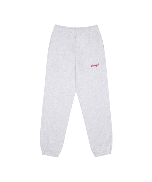 LIMELIGHT APPAREL(ライムライトアパレル)の「アパレルスクリプトロゴヘビージョガーパンツ(アッシュグレー/レッド)(スウェットパンツ・メンズ・その他・LARGE/X-LARGE)」の1枚目の写真