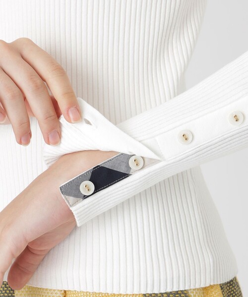 BLUE LABEL CRESTBRIDGE(ブルーレーベルクレストブリッジ)の「レーヨンストレッチハイネックニット(ニット/セーター・レディース・ブラック/ホワイト/ダークネイビー・38)」の7枚目の写真