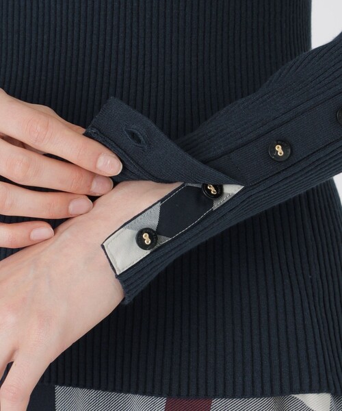 BLUE LABEL CRESTBRIDGE(ブルーレーベルクレストブリッジ)の「レーヨンストレッチハイネックニット(ニット/セーター・レディース・ブラック/ホワイト/ダークネイビー・38)」の17枚目の写真