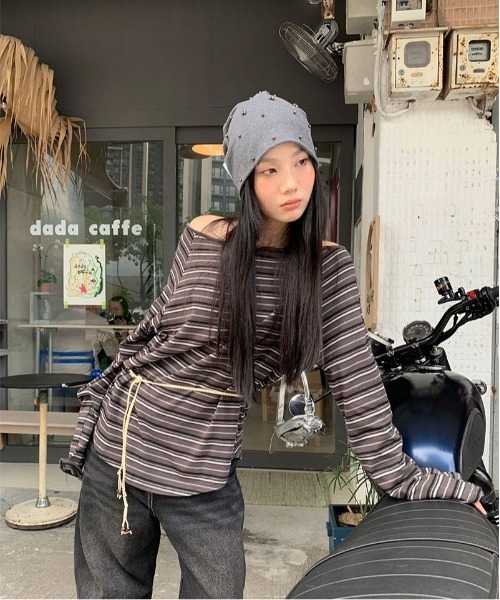 Vini（ヴィニ）の「オフショルダールーズボーダートップス（Tシャツ/カットソー・レディース・ブラウン/ダークグレー・MEDIUM）」の8枚目の写真