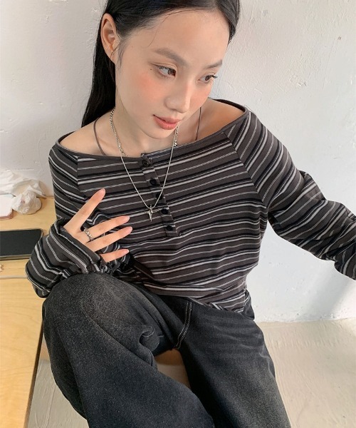 Vini（ヴィニ）の「オフショルダールーズボーダートップス（Tシャツ/カットソー・レディース・ブラウン/ダークグレー・MEDIUM）」の3枚目の写真