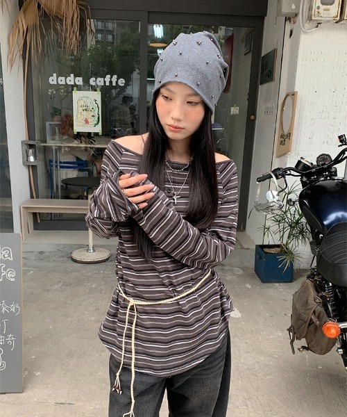 Vini（ヴィニ）の「オフショルダールーズボーダートップス（Tシャツ/カットソー・レディース・ブラウン/ダークグレー・MEDIUM）」の5枚目の写真