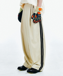 COME（シーオーエムイー）の「[UNISEX] Satin-Trimmed Motorsport Trousers (Beige)（その他パンツ）」