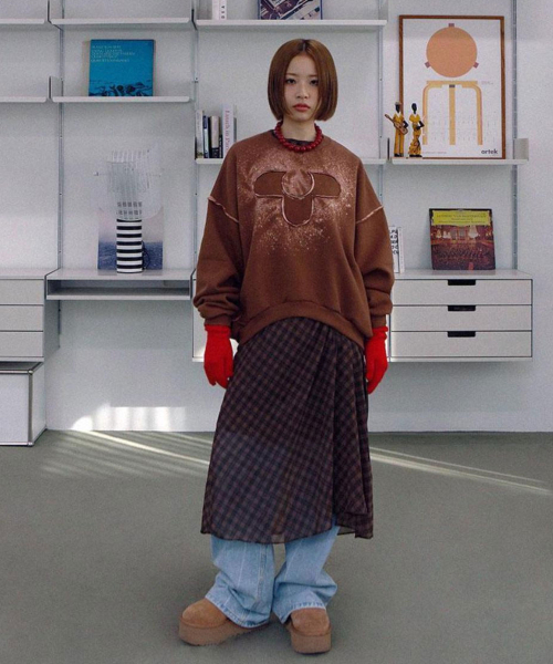 TWENTY FOUR T(トゥエンティフォーティ)の「Logo Bleach Dying Man to Man Brown(スウェット・レディース・その他・FREE)」の4枚目の写真