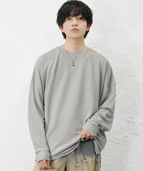 MinoriTY(マイノリティ)の「【MinoriTY】柔らか梨地素材スーパービッグシルエットドルマンスリットトレーナー 長袖ロンT カットソー メンズ 春服 オーバーサイズ ルーズフィット(Tシャツ/カットソー・メンズ・ブラック/グレイッシュベージュ/ホワイト/ライトグレー/ブラウン/チャコール/ブルー・L/M/S)」の3枚目の写真