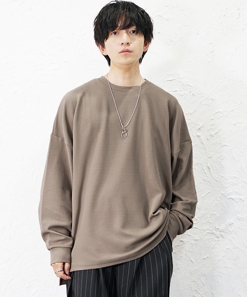 MinoriTY(マイノリティ)の「【MinoriTY】柔らか梨地素材スーパービッグシルエットドルマンスリットトレーナー 長袖ロンT カットソー メンズ 春服 オーバーサイズ ルーズフィット(Tシャツ/カットソー・メンズ・ブラック/グレイッシュベージュ/ホワイト/ライトグレー/ブラウン/チャコール/ブルー・L/M/S)」の16枚目の写真