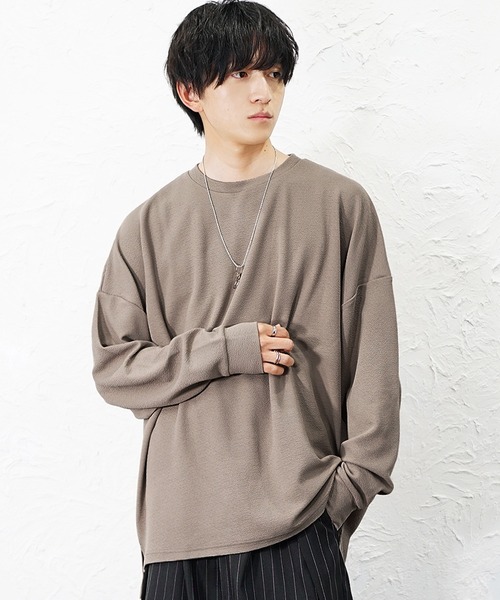 MinoriTY(マイノリティ)の「【MinoriTY】柔らか梨地素材スーパービッグシルエットドルマンスリットトレーナー 長袖ロンT カットソー メンズ 春服 オーバーサイズ ルーズフィット(Tシャツ/カットソー・メンズ・ブラック/グレイッシュベージュ/ホワイト/ライトグレー/ブラウン/チャコール/ブルー・L/M/S)」の17枚目の写真