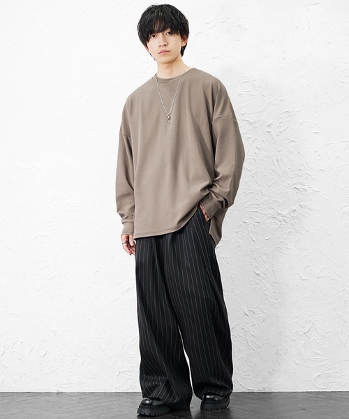 MinoriTY(マイノリティ)の「【MinoriTY】柔らか梨地素材スーパービッグシルエットドルマンスリットトレーナー 長袖ロンT カットソー メンズ 春服 オーバーサイズ ルーズフィット(Tシャツ/カットソー・メンズ・ブラック/グレイッシュベージュ/ホワイト/ライトグレー/ブラウン/チャコール/ブルー・L/M/S)」の19枚目の写真