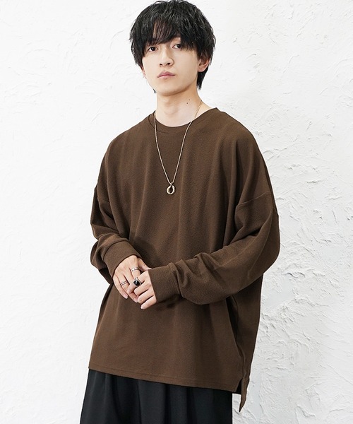 MinoriTY(マイノリティ)の「【MinoriTY】柔らか梨地素材スーパービッグシルエットドルマンスリットトレーナー 長袖ロンT カットソー メンズ 春服 オーバーサイズ ルーズフィット(Tシャツ/カットソー・メンズ・ブラック/グレイッシュベージュ/ホワイト/ライトグレー/ブラウン/チャコール/ブルー・L/M/S)」の22枚目の写真