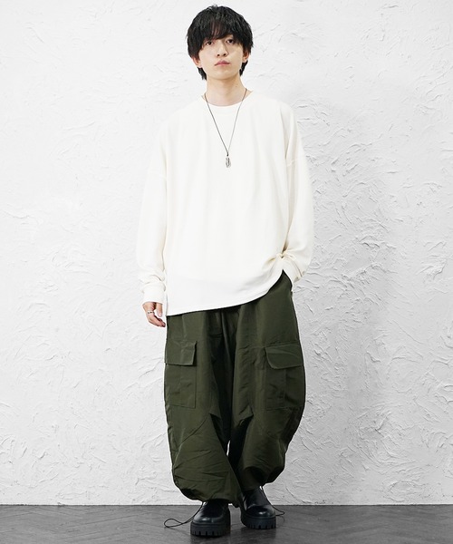 MinoriTY(マイノリティ)の「【MinoriTY】柔らか梨地素材スーパービッグシルエットドルマンスリットトレーナー 長袖ロンT カットソー メンズ 春服 オーバーサイズ ルーズフィット(Tシャツ/カットソー・メンズ・ブラック/グレイッシュベージュ/ホワイト/ライトグレー/ブラウン/チャコール/ブルー・L/M/S)」の15枚目の写真