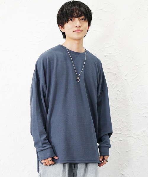 MinoriTY(マイノリティ)の「【MinoriTY】柔らか梨地素材スーパービッグシルエットドルマンスリットトレーナー 長袖ロンT カットソー メンズ 春服 オーバーサイズ ルーズフィット(Tシャツ/カットソー・メンズ・ブラック/グレイッシュベージュ/ホワイト/ライトグレー/ブラウン/チャコール/ブルー・L/M/S)」の9枚目の写真