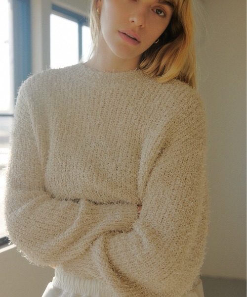AZUL by moussy(アズールバイマウジー)の「カールヤーンクルーネックニット(ニット/セーター・レディース・ライトイエロー/アイボリー/ブラウン・SMALL/MEDIUM)」の2枚目の写真