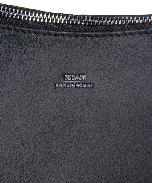MEN'S BIGI（メンズビギ）の「【SEEKER/シーカー】別注 ソフトレザーショルダーバッグ（ショルダーバッグ・メンズ・ブラック/グレー系その他・FREE）」の5枚目の写真