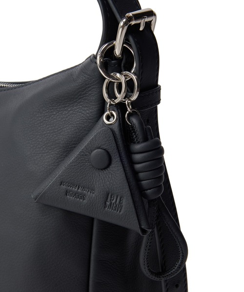 MEN'S BIGI（メンズビギ）の「【SEEKER/シーカー】別注 ソフトレザーショルダーバッグ（ショルダーバッグ・メンズ・ブラック/グレー系その他・FREE）」の6枚目の写真