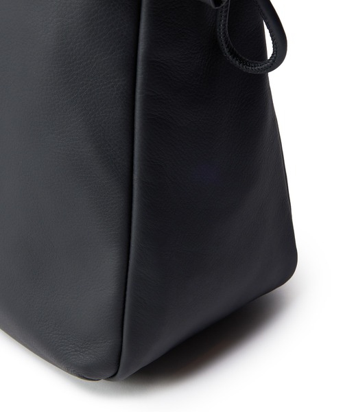 MEN'S BIGI（メンズビギ）の「【SEEKER/シーカー】別注 ソフトレザーショルダーバッグ（ショルダーバッグ・メンズ・ブラック/グレー系その他・FREE）」の9枚目の写真