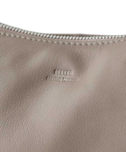 MEN'S BIGI（メンズビギ）の「【SEEKER/シーカー】別注 ソフトレザーショルダーバッグ（ショルダーバッグ・メンズ・ブラック/グレー系その他・FREE）」の15枚目の写真