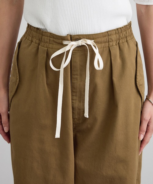 SALON adam et rope'(サロン アダム エ ロペ)の「【WEB限定】ブロークンツイルミリタリータックカーゴパンツ(カーゴパンツ・レディース・カーキ/キャメル/オフホワイト・FREE)」の13枚目の写真