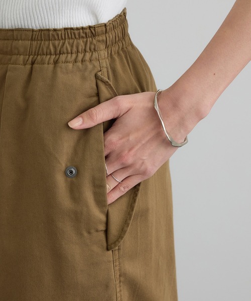 SALON adam et rope'(サロン アダム エ ロペ)の「【WEB限定】ブロークンツイルミリタリータックカーゴパンツ(カーゴパンツ・レディース・カーキ/キャメル/オフホワイト・FREE)」の14枚目の写真