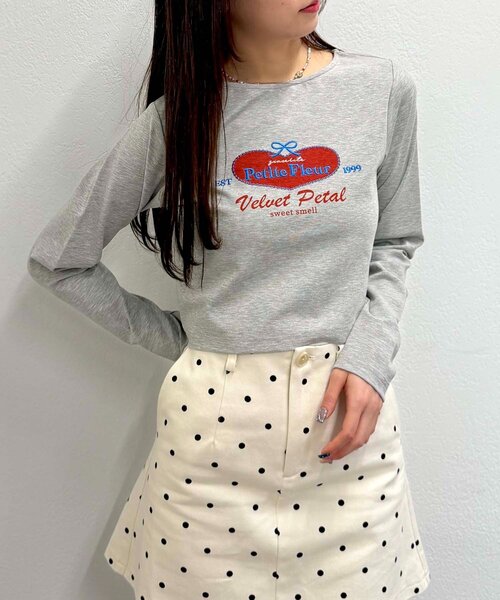 w closet（ダブルクローゼット）の「ハートリボン刺繍Tシャツ（Tシャツ/カットソー・レディース・サックスブルー/グレー/オフホワイト・FREE）」の2枚目の写真