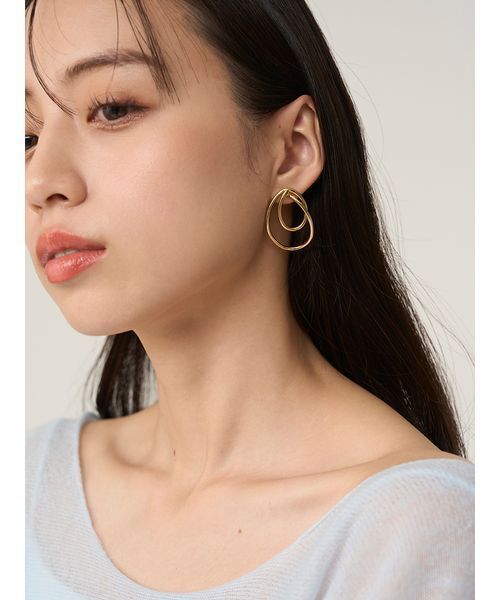 SNIDEL(スナイデル)の「ダブルラインフープピアス(ピアス(両耳用)・レディース・シルバー/ゴールド・F)」の12枚目の写真