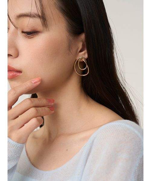 SNIDEL(スナイデル)の「ダブルラインフープピアス(ピアス(両耳用)・レディース・シルバー/ゴールド・F)」の13枚目の写真