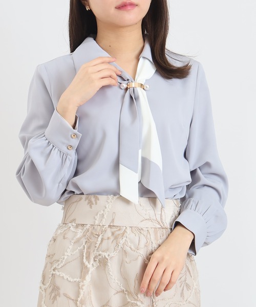 ASTORIA ODIER（アストリアオディール）の「金具付配色ボウタイブラウス（シャツ/ブラウス・レディース・ホワイト/ライトグレー/ベージュ/ミント・MEDIUM）」の3枚目の写真