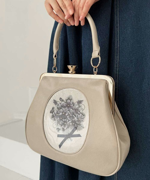 an another angelus（アンアナザーアンジェラス）の「フレームスミレ刺繍がま口バッグ/fint フィント（ハンドバッグ・レディース・アイボリー/パープル・FREE）」の3枚目の写真
