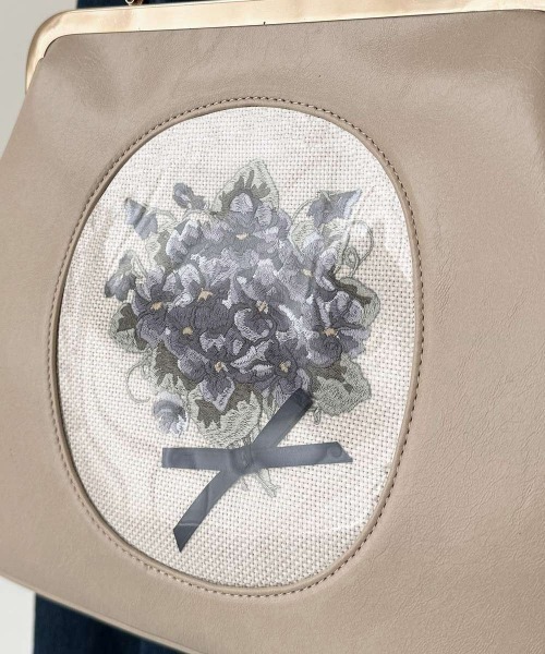 an another angelus（アンアナザーアンジェラス）の「フレームスミレ刺繍がま口バッグ/fint フィント（ハンドバッグ・レディース・アイボリー/パープル・FREE）」の4枚目の写真