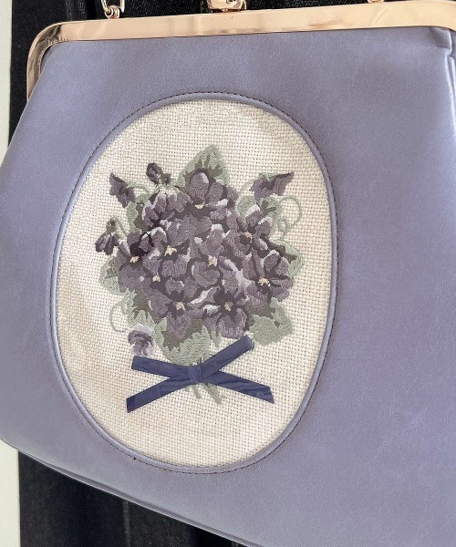 an another angelus（アンアナザーアンジェラス）の「フレームスミレ刺繍がま口バッグ/fint フィント（ハンドバッグ・レディース・アイボリー/パープル・FREE）」の19枚目の写真
