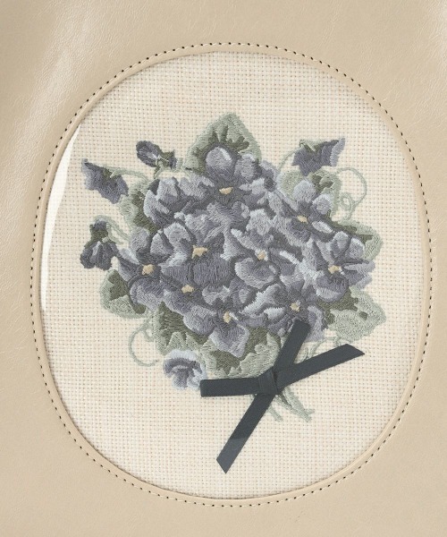 an another angelus（アンアナザーアンジェラス）の「フレームスミレ刺繍がま口バッグ/fint フィント（ハンドバッグ・レディース・アイボリー/パープル・FREE）」の13枚目の写真