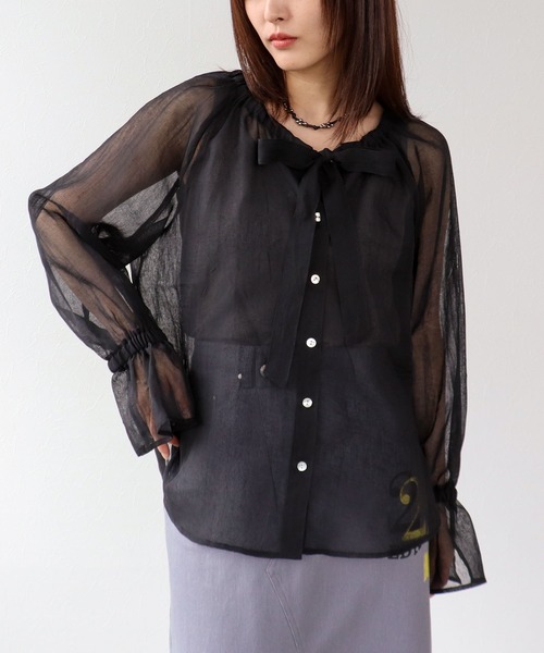 Three Four Time（ｽﾘｰﾌｫｰﾀｲﾑ）の「ギャーザーリボンカラーブラウス（シャツ/ブラウス・レディース・ブラック/ホワイト/イエロー・FREE）」の2枚目の写真