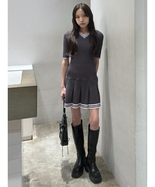 SLY(スライ)の「FILA x SLY BOX PLEATS S/OP フィラスライボックスプリーツショートワンピース 春服(ワンピース・レディース・ネイビー/杢グレー・1/2)」の16枚目の写真