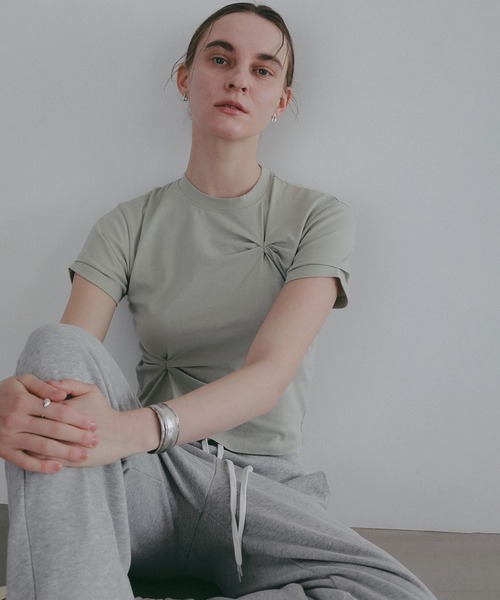 MANOF(マノフ)の「TUCK CUT TOPS(Tシャツ/カットソー・レディース・ホワイト/ブラック/ブラウン/グリーン・F)」の2枚目の写真