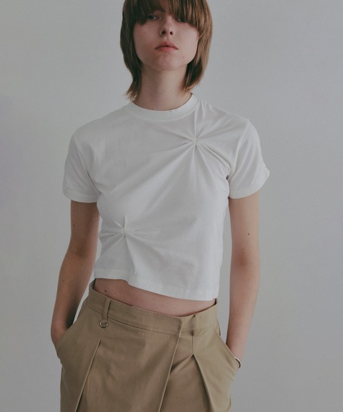 MANOF(マノフ)の「TUCK CUT TOPS(Tシャツ/カットソー・レディース・ホワイト/ブラック/ブラウン/グリーン・F)」の5枚目の写真