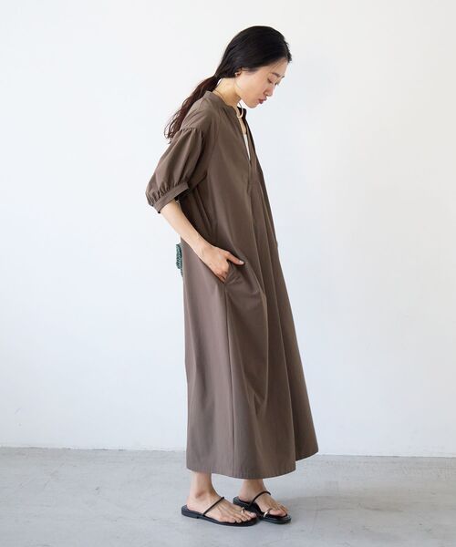 le.coeur blanc(ルクールブラン)の「ギャザースリーブスキッパーワンピース(ワンピース・レディース・ブラック/ブラウン・38)」の9枚目の写真