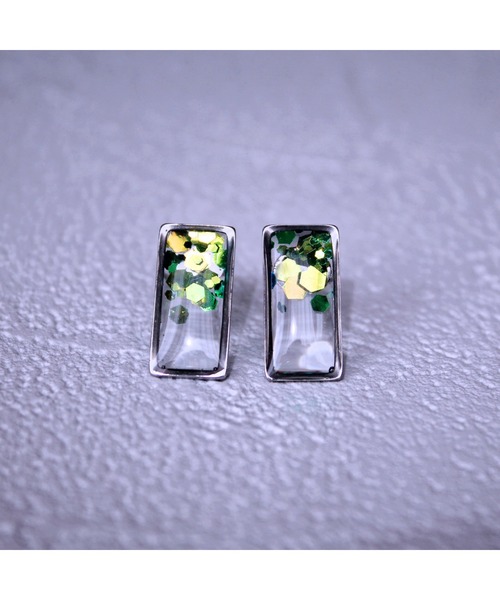 tone(トーン)の「【Willija】金属アレルギー対応《Evil squareⅡmini》偏光ホログラムのピアス(MA)(ピアス(両耳用)・レディース・グリーン/オレンジ/ブルー/ピンク・FREE)」の6枚目の写真