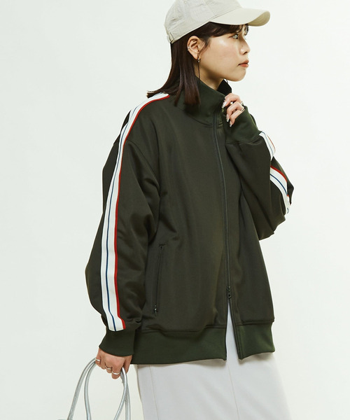 CONVERSE TOKYO(コンバーストウキョウ)の「SIDE LINE LOOSE TRACK JACKET(UNISEX)(その他アウター・レディース・オリーブ/ブラック/チャコールグレー/ライトグレー・LARGE/MEDIUM)」の4枚目の写真