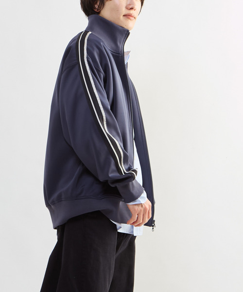 CONVERSE TOKYO(コンバーストウキョウ)の「SIDE LINE LOOSE TRACK JACKET(UNISEX)(その他アウター・レディース・オリーブ/ブラック/チャコールグレー/ライトグレー・LARGE/MEDIUM)」の11枚目の写真