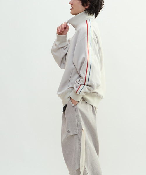 CONVERSE TOKYO(コンバーストウキョウ)の「SIDE LINE LOOSE TRACK JACKET(UNISEX)(その他アウター・レディース・オリーブ/ブラック/チャコールグレー/ライトグレー・LARGE/MEDIUM)」の16枚目の写真