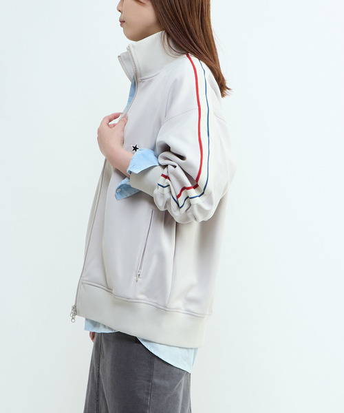 CONVERSE TOKYO(コンバーストウキョウ)の「SIDE LINE LOOSE TRACK JACKET(UNISEX)(その他アウター・レディース・オリーブ/ブラック/チャコールグレー/ライトグレー・LARGE/MEDIUM)」の20枚目の写真