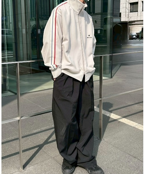 CONVERSE TOKYO(コンバーストウキョウ)の「SIDE LINE LOOSE TRACK JACKET(UNISEX)(その他アウター・レディース・オリーブ/ブラック/チャコールグレー/ライトグレー・LARGE/MEDIUM)」の5枚目の写真