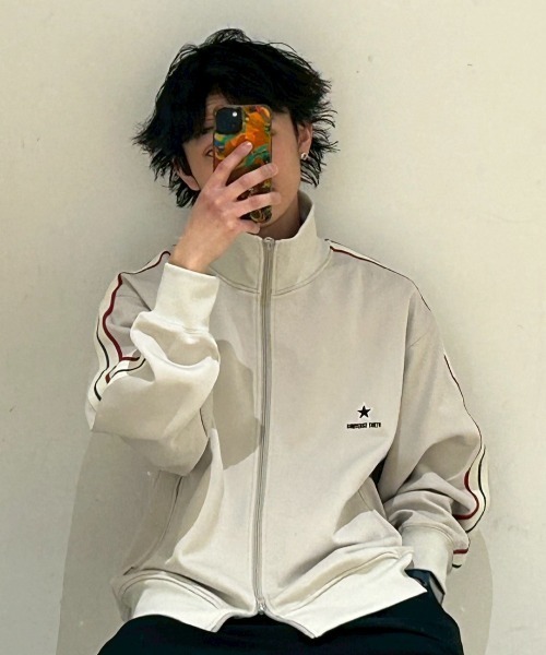 CONVERSE TOKYO(コンバーストウキョウ)の「SIDE LINE LOOSE TRACK JACKET(UNISEX)(その他アウター・レディース・オリーブ/ブラック/チャコールグレー/ライトグレー・LARGE/MEDIUM)」の6枚目の写真
