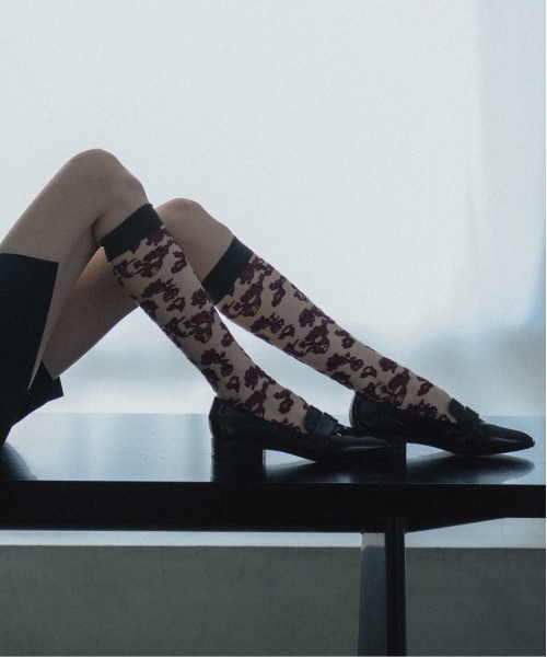 FAKUI(ファクイ)の「3COLOR FLOWER SEE-THROUGH SOCKS / 3カラー花柄シースルーソックス(ソックス/靴下・レディース・ボルドー/ブルー・22.0~24.0cm)」の6枚目の写真