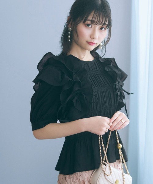 marun(マルン)の「<大きいサイズ>ギャザーフリルトップス marun(Tシャツ/カットソー・レディース・ピンク/ブラック・L/LL/3L/4L/5L)」の1枚目の写真