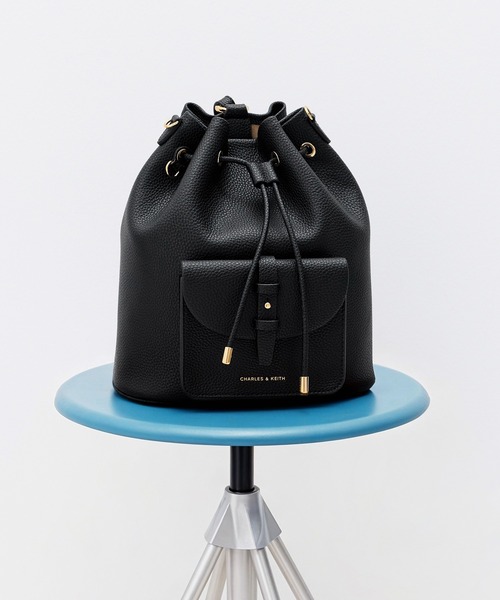 CHARLES & KEITH(チャールズ & キース)の「Beryl ベリル ドローストリングバッグパック(バックパック/リュック・レディース・ブルーグラス/チョコ/ブラック・M)」の5枚目の写真