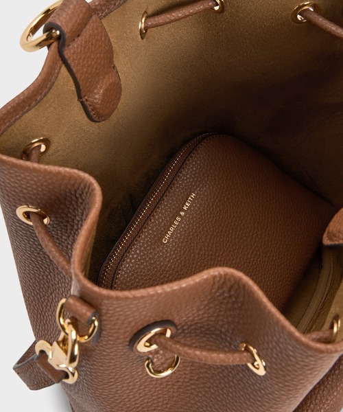 CHARLES & KEITH(チャールズ & キース)の「Beryl ベリル ドローストリングバッグパック(バックパック/リュック・レディース・ブルーグラス/チョコ/ブラック・M)」の17枚目の写真